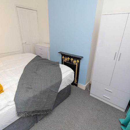 Fantastic 3 Bedroom House *Free Parking* Wolverhampton Exteriör bild