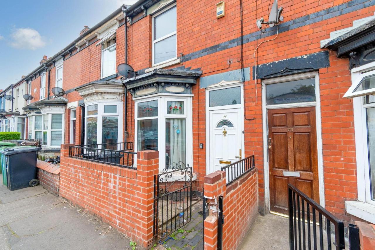 Fantastic 3 Bedroom House *Free Parking* Wolverhampton Exteriör bild