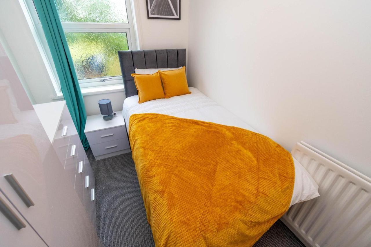 Fantastic 3 Bedroom House *Free Parking* Wolverhampton Exteriör bild