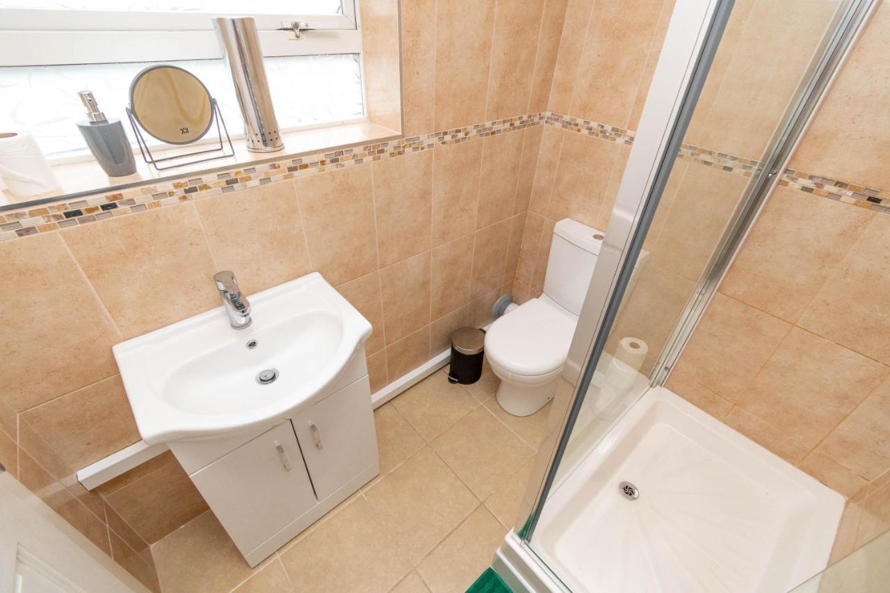 Fantastic 3 Bedroom House *Free Parking* Wolverhampton Exteriör bild