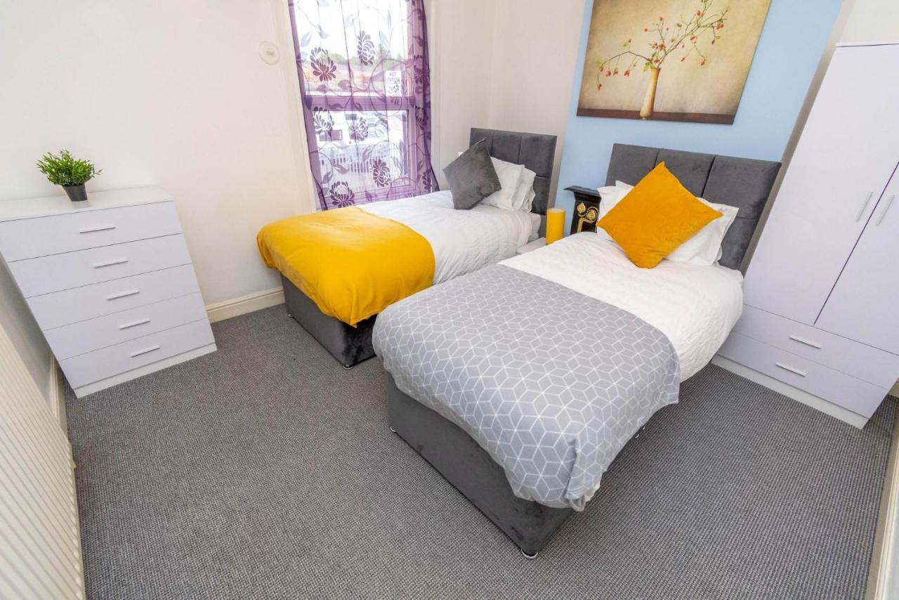 Fantastic 3 Bedroom House *Free Parking* Wolverhampton Exteriör bild