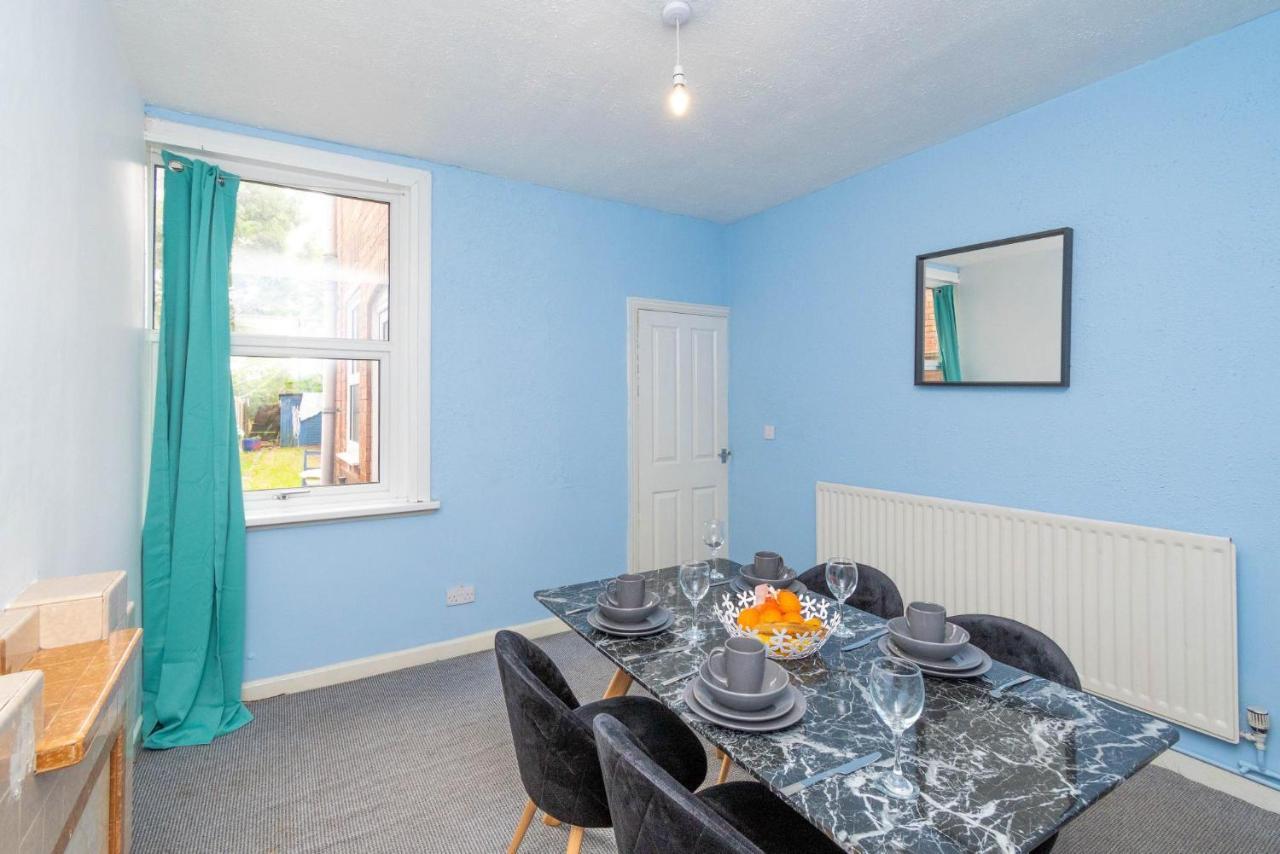 Fantastic 3 Bedroom House *Free Parking* Wolverhampton Exteriör bild