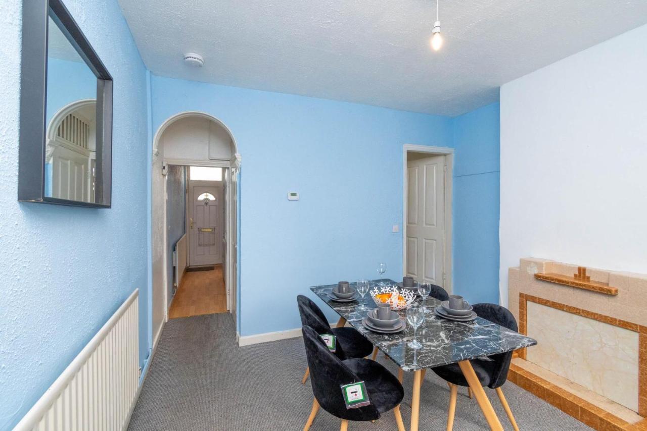 Fantastic 3 Bedroom House *Free Parking* Wolverhampton Exteriör bild
