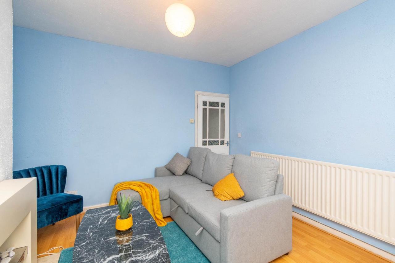 Fantastic 3 Bedroom House *Free Parking* Wolverhampton Exteriör bild