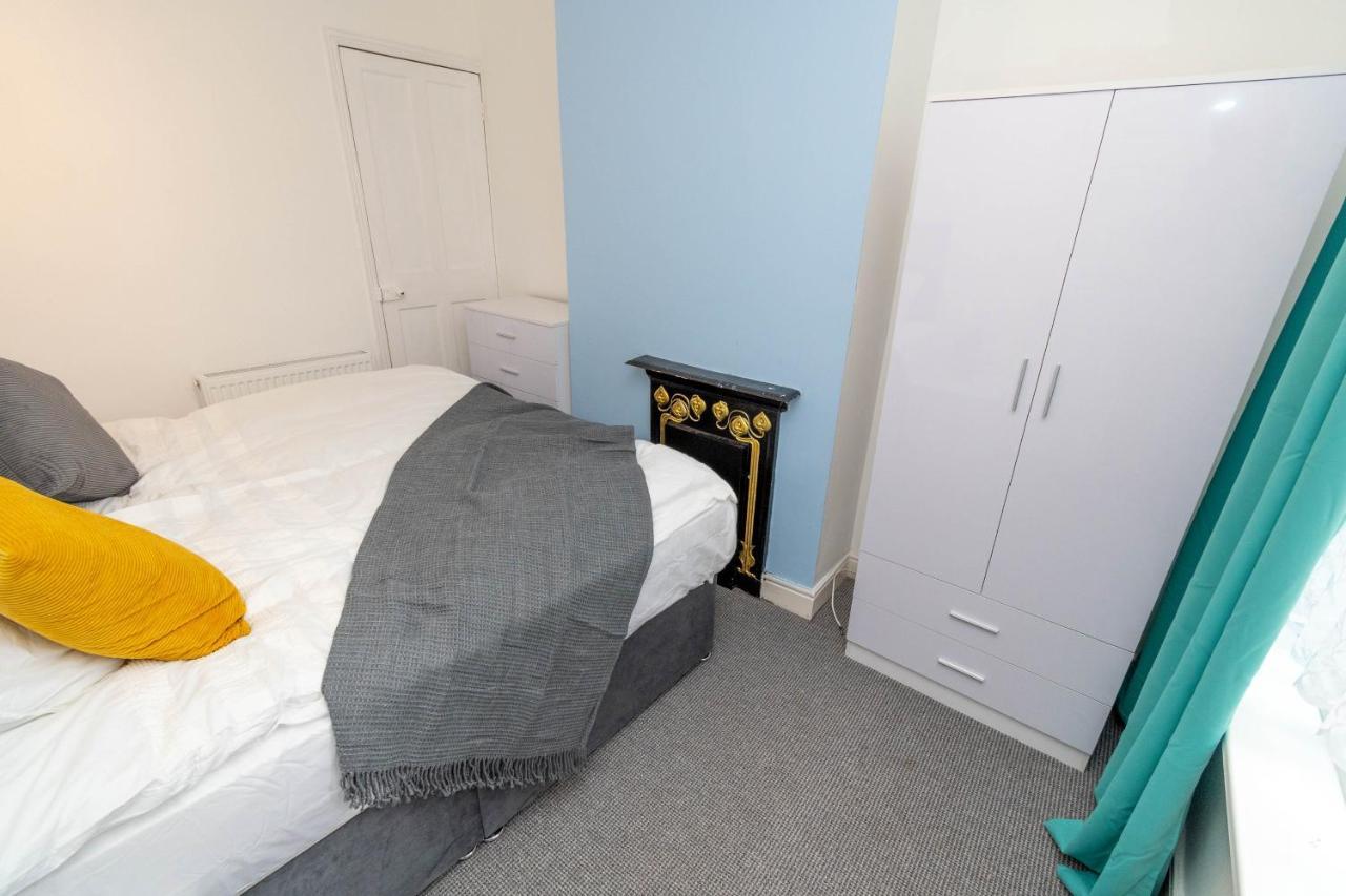 Fantastic 3 Bedroom House *Free Parking* Wolverhampton Exteriör bild
