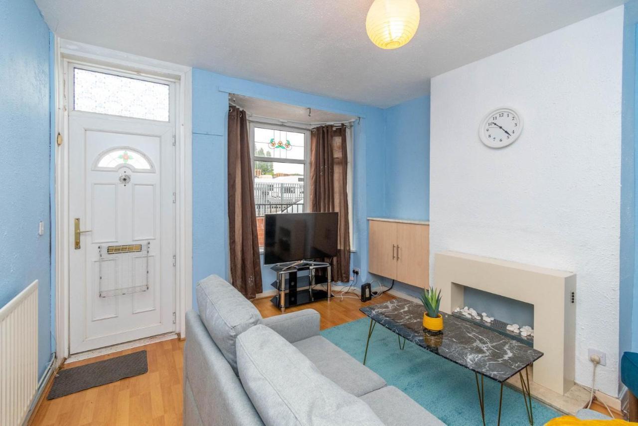 Fantastic 3 Bedroom House *Free Parking* Wolverhampton Exteriör bild